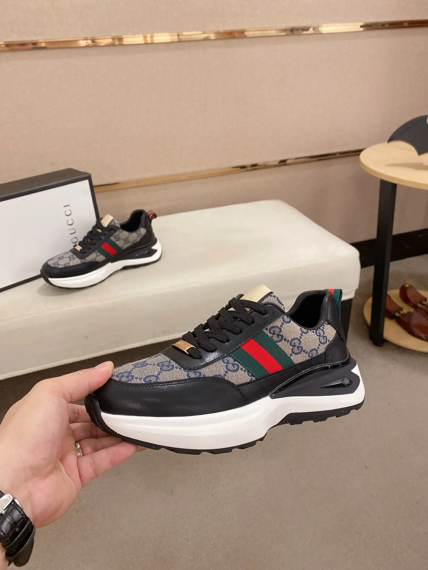 Men's shoes 💰 462💰The new GUCCI (Gucci) counters are launched simultaneously. The new men's shoes, 😘fabrics are selected from imported cowhide, and the lining is sheepskin lining. 👍🏿 High-end ☄️ air-cushion molded anti-slip rubber outsole, exquisite lines, simple and elegant, comfortable and high-end for leisure travel. Code number: 38 to 44 (45 can be customized and cannot be returned or exchanged)